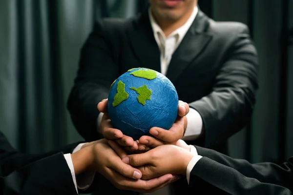 Von Oben Betrachtet Halten Geschäftsleute Die Erde Synergie Als Teambuilding — Stockfoto