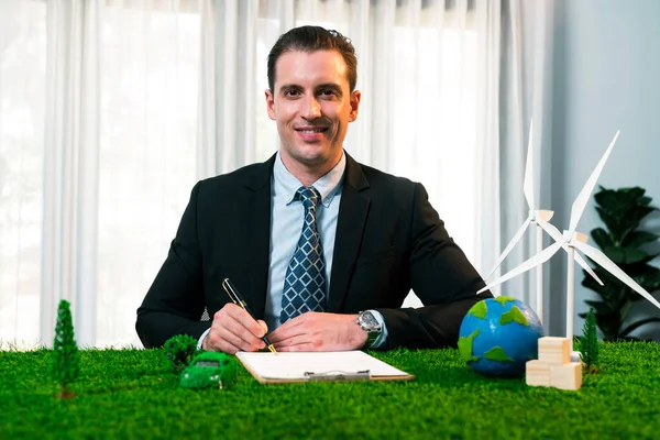 Бизнесмен Генеральный Директор Офисе Подписывает Соглашение Экологическом Регулировании Спасти Землю — стоковое фото