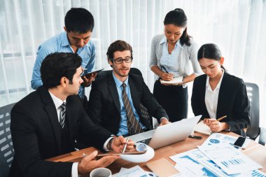 Ofis masasındaki finansal veri raporlarını analiz eden çeşitli bir grup iş analisti. Stratejik pazarlama planlaması için iş zekası analizi çizelgesi ve grafiği.