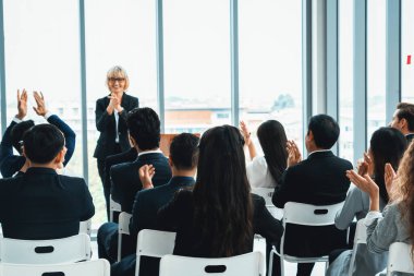 Bir grup iş adamı seminer konferansında toplanıyor. Seyirciler, çalışanların eğitim seanslarındaki eğitmenleri dinliyor. Uzman konuşmacı ile ofis çalışanları toplantısı. Jivy