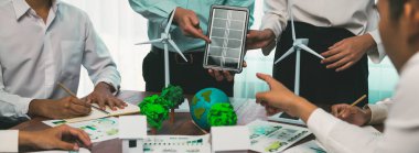 Yeşil Enerji Şirketi, güneş pili ve rüzgar türbini jeneratörü ile sürdürülebilir ve yenilenebilir temiz enerji ürünlerinin pazarlanmasını planlayan ve görüşen iş adamlarıyla görüşüyor. Önde.