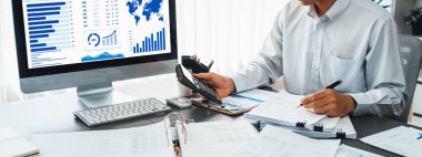 İş zekası ve veri analizi kavramı. Bilgisayar ekranında finansal veri analiz paneli üzerinde çalışan analist, etkin ticari stratejik planlama için pazarlama göstergesi olarak çalışıyor. İçgörü