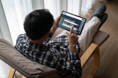 Çevrimiçi otel konaklama rezervasyon sitesi mod rezervasyon sistemi sağlar. Seyahat teknolojisi kavramı .