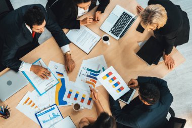 İş adamları grup toplantısı ofiste yukarıdan çekildi. İş kadınları, iş adamları ve ofis çalışanları toplantı masasında proje planlama belgeleriyle takım konferansında çalışıyorlar. Jivy