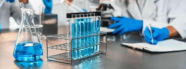 Химический Эксперимент Пробирка Медицинское Оборудование Лаборатории Размытом Фоне Ученого Исследования — стоковое фото