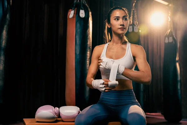 Entschlossene Asiatische Muay Thai Boxerin Mit Muskulöser Körperlicher Bereitschaft Wickelt — Stockfoto