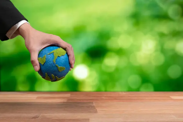 Forretningsmand Holder Papirjord Som Symbol Øko Miljøbevidsthed Bæredygtig Verden Ved - Stock-foto