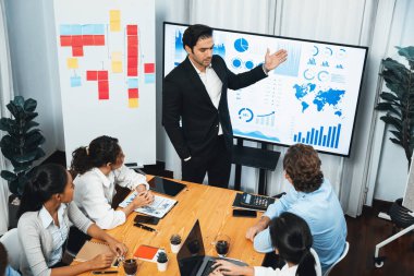 Toplantı masasındaki finansal veri raporlarını analiz eden çeşitli iş analist gruplarının geniş görüşü. İş zekası analizine göre çizelge ve grafik paneli. Çok titiz.