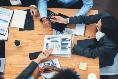 Üst düzey çok ırklı analiz ekibi, stratejik karar için finansal verileri analiz etmek amacıyla dizüstü bilgisayarda BI gösterge ekranını kullanıyor. Fintech pazarlama göstergelerini analiz ediyor. Uyum