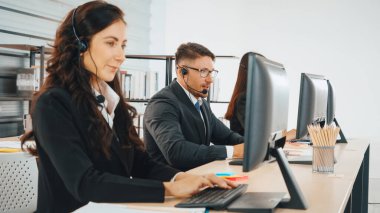 Ofiste çalışan kulaklık takan işadamları uzak müşteri ya da meslektaşlarını desteklemek için çalışıyorlar. Çağrı merkezi, tele pazarlama, müşteri destek acentesi telefon görüşmesinde hizmet sağlıyor. Jivy