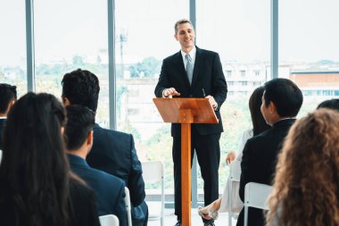Bir grup iş adamı seminer konferansında toplanıyor. Seyirciler, çalışanların eğitim seanslarındaki eğitmenleri dinliyor. Uzman konuşmacı ile ofis çalışanları toplantısı. Jivy