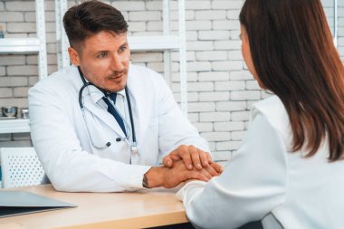 Profesyonel üniformalı doktor hastanedeki ya da klinikteki hastayı muayene ediyor. Sağlık, tıbbi ve doktor servis konsepti. Jivy