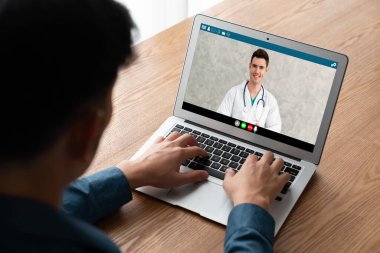 Hasta ile sanal görüşme için mod teletıp yazılım uygulaması tarafından çevrimiçi doktor görüntüsü çağrısı
