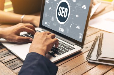 Model e-ticaret için SEO arama motoru optimizasyonu ve bilgisayar ekranında gösterilen çevrimiçi perakende işi