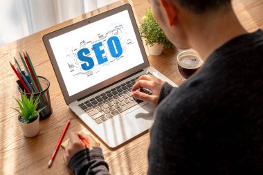 Model e-ticaret için SEO arama motoru optimizasyonu ve bilgisayar ekranında gösterilen çevrimiçi perakende işi