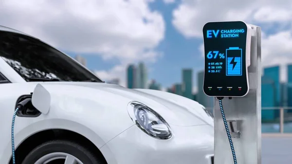 充電ステーションに接続された電気自動車は 街の背景を持つEv充電ケーブルによって電気でバッテリーを充電します 将来の革新的なEv車とエネルギー持続可能性 Peruse — ストック写真