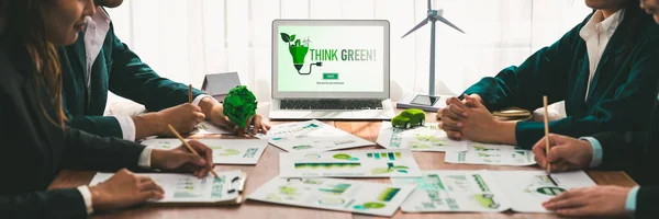 Biznesmeni Zielonej Firmie Planują Ekologiczną Ekologiczną Konserwatywną Redukcję Co2 Wdrożenie — Zdjęcie stockowe