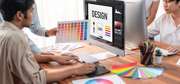 Trabalho Designer Gráfico Laptop Computador Com Caneta Desenho Gráfico Enquanto — Fotografia de Stock