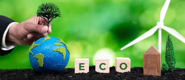 商人用Eco立方体符号在肥沃的土地上在纸上种植树 利用风力涡轮机和清洁能源更新森林和提高对绿色环境的自然意识 改变了 — 图库照片
