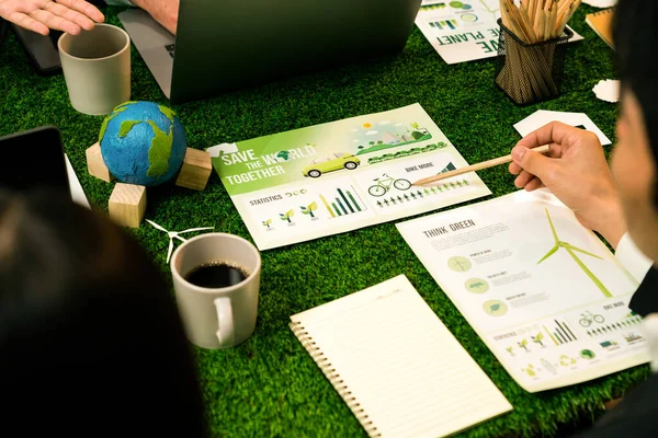 Üzletemberek Változatos Csoportja Tervezi Üzleti Marketinget Környezeti Felelősséggel Környezetbarátabb Ökológiáért — Stock Fotó