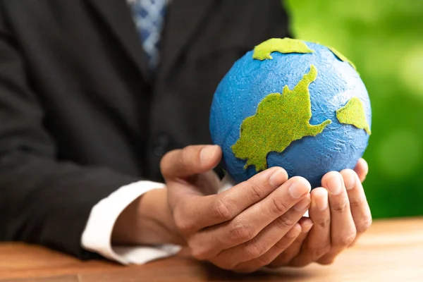 Affärsman Håller Papper Jorden Som Symbol För Miljömedvetenhet För Hållbar — Stockfoto