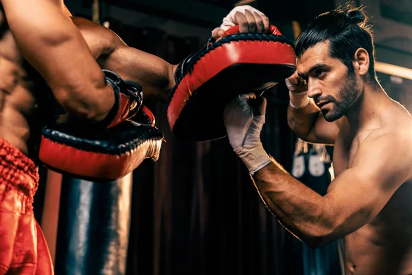 Boxeador Tailandés Asiático Caucásico Muay Desata Ataque Puñetazo Corte Superior —  Fotos de Stock