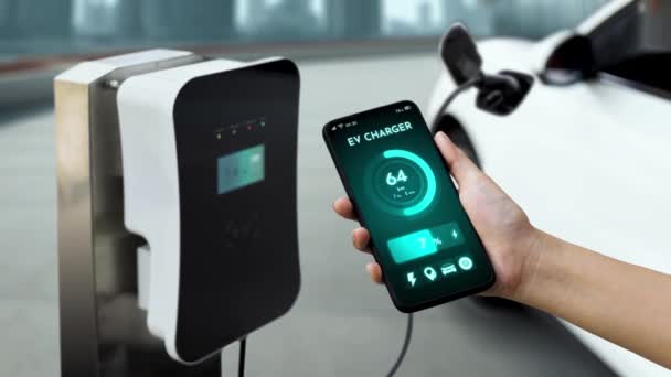 Bilbatteristatus Smartphone Applikation Medan Laddar Batteriet Från Den Offentliga Stadens — Stockvideo
