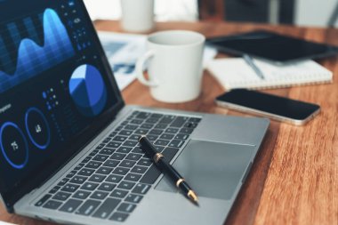 İş geliştirme stratejisi için veri analizi grafiği ve grafiği gösteren dizüstü bilgisayardaki dijital finansal BI gösterge paneli verileri ve ofis çalışma alanında iş başarısı için pazarlama göstergesi. Uyum