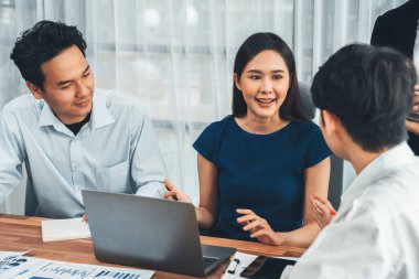 Profesyonel Asyalı çalışanlar, şirket ofisinde takım olarak çalışarak iş planları ve bilgisayarla başarılı olmak için verileri tartışırlar. Modern ofis çalışanı takım çalışması konsepti. Uyum