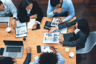Üst düzey çok ırklı analiz ekibi, stratejik karar için finansal verileri analiz etmek amacıyla dizüstü bilgisayarda BI gösterge ekranını kullanıyor. Fintech pazarlama göstergelerini analiz ediyor. Uyum