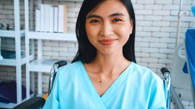 Hastanenin koğuşunda iyileşen mutlu bir hasta. Sağlık, tıbbi ve iyi hastane hizmeti konsepti. Jivy