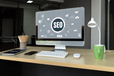 Model e-ticaret için SEO arama motoru optimizasyonu ve bilgisayar ekranında gösterilen çevrimiçi perakende işi