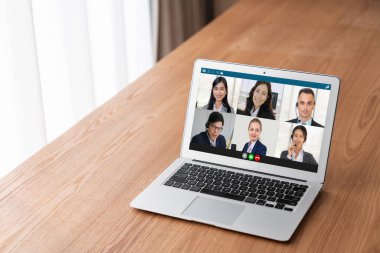 İş dünyasından iş adamlarının modern sanal grup toplantısı için video konferansındaki iş adamları