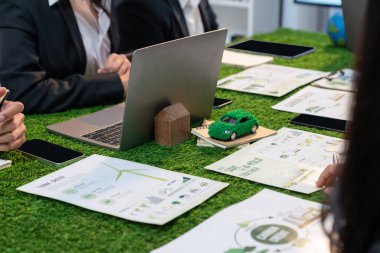 Çevresel sorumluluğu daha yeşil ekolojiye olan iş pazarlaması yapmayı planlayan çeşitli iş adamları. Üretken takım çalışması, doğal koruma ve sürdürülebilir geleceğe katkıda bulunur. Antika