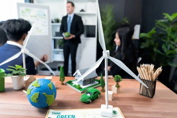 生産的なビジネスチーム会議の背景をぼかしたテーブルの上に環境に優しいエネルギーインフラを備えたモックアップ電気自動車は 自然保全と持続可能な未来に貢献します クエント — ストック写真