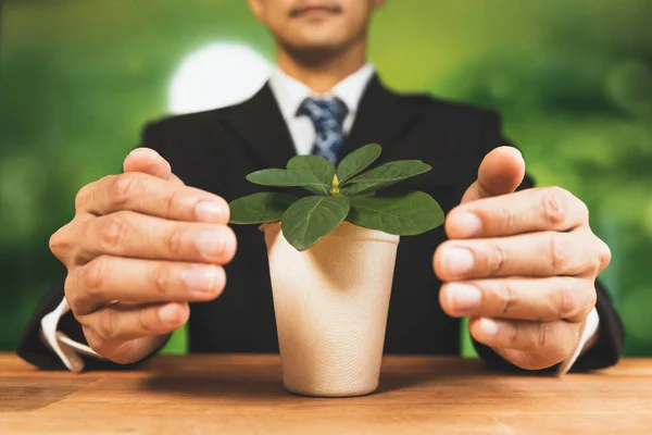 Affärsman Håller Växtkruka Med Handen Främja Skoglig Förnyelse Och Naturlig — Stockfoto