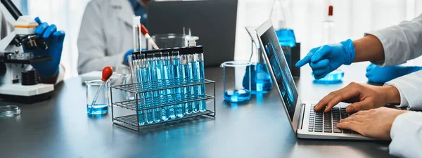 专门的科学家小组在医学实验室进行化学实验和研究 作为新疫苗药物或抗生素的突破性发展 并在笔记本电脑上研究测试结果 新时代 — 图库照片