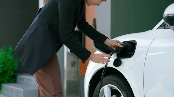 Lerici Kadın Evdeki Elektrikli Aracına Şarj Istasyonu Fişi Takıyor Otomobilleri — Stok fotoğraf