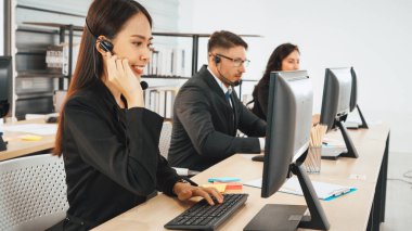 Ofiste çalışan kulaklık takan işadamları uzak müşteri ya da meslektaşlarını desteklemek için çalışıyorlar. Çağrı merkezi, tele pazarlama, müşteri destek acentesi telefon görüşmesinde hizmet sağlıyor. Jivy