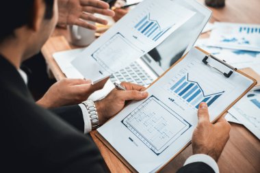 Ofis masasındaki finansal veri raporlarını analiz eden çeşitli bir grup iş analisti. Stratejik pazarlama planlaması için iş zekası analizi çizelgesi ve grafiği.