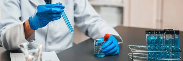 Επιστήμονας Διεξάγει Χημικό Πείραμα Στο Ιατρικό Εργαστήριο Προσεκτικά Ρίξτε Ακριβή — Φωτογραφία Αρχείου