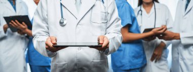 Doktor hemşire ve sağlık uzmanlarından oluşan kendine güvenen tıbbi ekip hastane ya da klinikteki uzmanlar. Panoramik pankartta tıbbi ve sağlık hizmetleri topluluğu. Neoterik