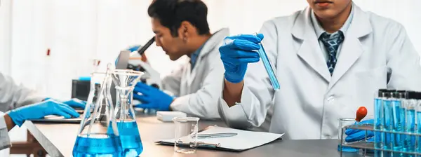 Группа Ученых Проводит Химические Эксперименты Исследования Медицинской Лаборатории Качестве Новаторской — стоковое фото