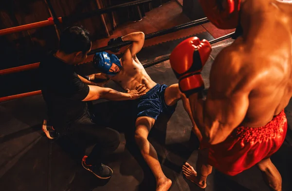 Nyrkkeilytuomari Puuttuu Asiaan Pysäyttäen Taistelun Kaatuneen Kilpailijan Tarkistamiseksi Voimakas Kova — kuvapankkivalokuva