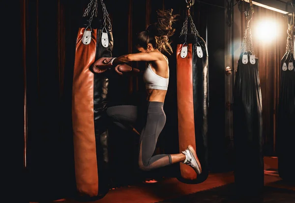 Ασιάτισσα Θηλυκή Muay Thai Πυγμάχος Ισχυρό Αθλητικό Και Μυϊκό Σώμα — Φωτογραφία Αρχείου