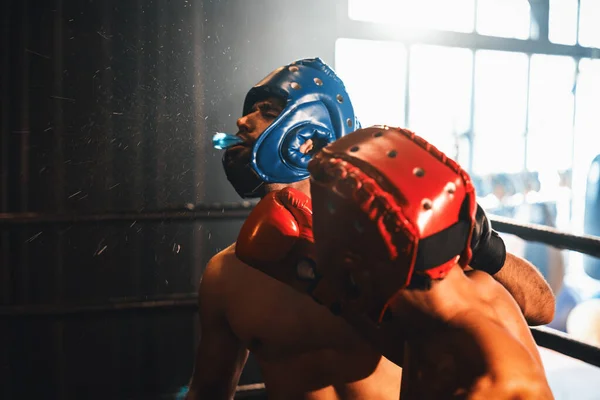安全ヘルメットやボクシングヘッドガード付きの2つの運動および筋肉ボディボックスは激しいボクシングの試合で顔をオフにします ボクシングリングで戦うボクシング戦闘機の競争相手 インペトゥス — ストック写真