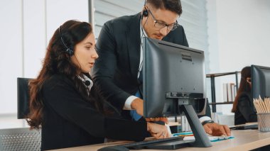 Ofiste çalışan kulaklık takan işadamları uzak müşteri ya da meslektaşlarını desteklemek için çalışıyorlar. Çağrı merkezi, tele pazarlama, müşteri destek acentesi telefon görüşmesinde hizmet sağlıyor. Jivy