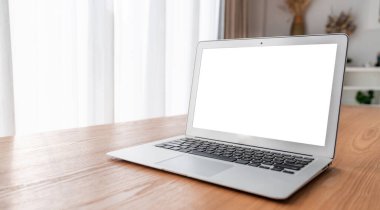 Tasarımınız için mod bilgisayardaki beyaz boş ekran monitör ekranında maket yapın