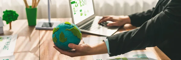 Affärsman Eller För Det Gröna Företaget Som Innehar Papper Earth — Stockfoto
