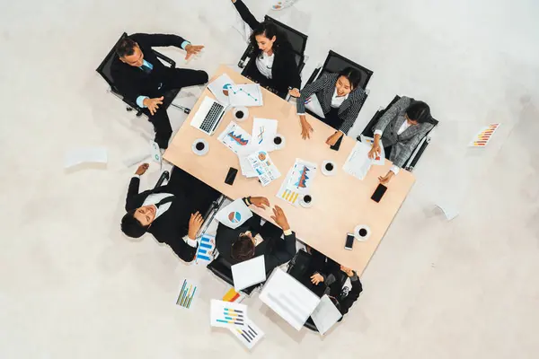 成功したビジネスの人々は上から撮影されたオフィステーブルで喜びと一緒に祝う 若いビジネスマンとビジネスマンの労働者はチームワークで成功を示す陽気な勝利を表現しています ジヴィ — ストック写真